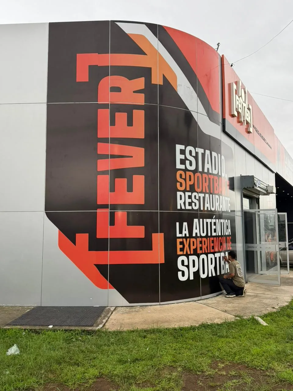 Branding de Fachada — FEVER Sportbar